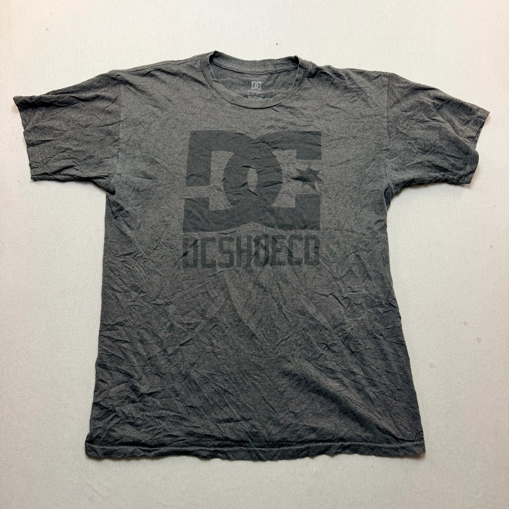 DC Shoes Graphic T-Shirt Mens Medium Gray Excellent Short Sleeve Logo Tee